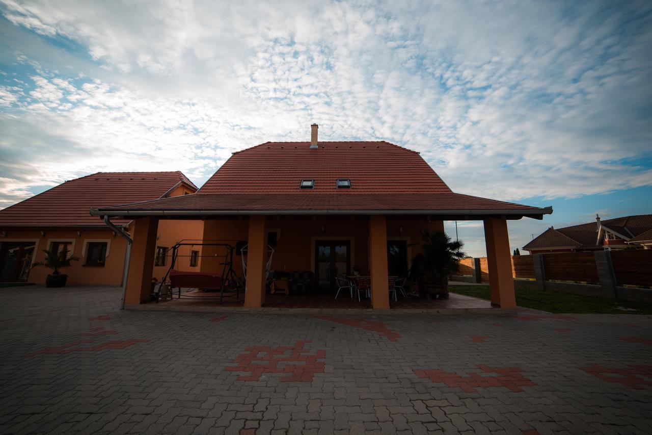 Hotel Bibic Vendeghazak Nagybajom Exterior foto